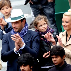 Elodie Gossuin avec son mari Bertrand Lacherie et leurs enfants Rose et Jules dans les tribunes des internationaux de France de Roland Garros à Paris le 4 juin 2016. © Moreau - Jacovides / Bestimage