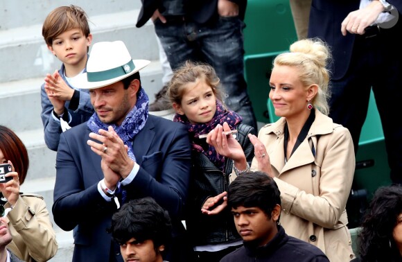 Elodie Gossuin avec son mari Bertrand Lacherie et leurs enfants Rose et Jules dans les tribunes des internationaux de France de Roland Garros à Paris le 4 juin 2016. © Moreau - Jacovides / Bestimage