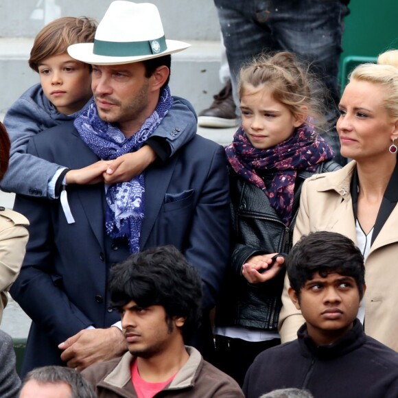 Elodie Gossuin avec son mari Bertrand Lacherie et leurs enfants Rose et Jules dans les tribunes des internationaux de France de Roland Garros à Paris le 4 juin 2016. © Moreau - Jacovides / Bestimage