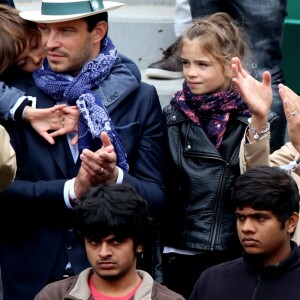 Elodie Gossuin avec son mari Bertrand Lacherie et leurs enfants Rose et Jules dans les tribunes des internationaux de France de Roland Garros à Paris le 4 juin 2016. © Moreau - Jacovides / Bestimage