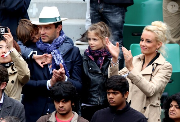 Elodie Gossuin avec son mari Bertrand Lacherie et leurs enfants Rose et Jules dans les tribunes des internationaux de France de Roland Garros à Paris le 4 juin 2016. © Moreau - Jacovides / Bestimage