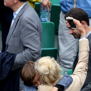 Elodie Gossuin avec son mari Bertrand Lacherie et leurs enfants Rose et Jules dans les tribunes des internationaux de France de Roland Garros à Paris le 4 juin 2016. © Moreau - Jacovides / Bestimage