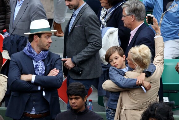 Elodie Gossuin avec son mari Bertrand Lacherie et leurs enfants Rose et Jules dans les tribunes des internationaux de France de Roland Garros à Paris le 4 juin 2016. © Moreau - Jacovides / Bestimage