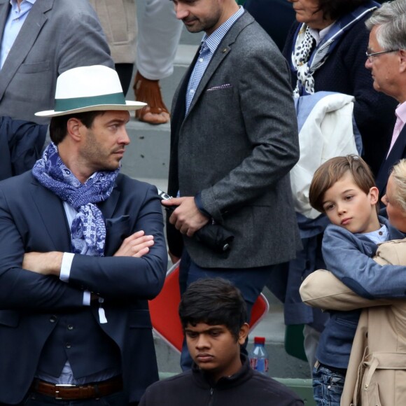 Elodie Gossuin avec son mari Bertrand Lacherie et leurs enfants Rose et Jules dans les tribunes des internationaux de France de Roland Garros à Paris le 4 juin 2016. © Moreau - Jacovides / Bestimage