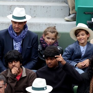 Elodie Gossuin avec son mari Bertrand Lacherie et leurs enfants Rose et Jules dans les tribunes des internationaux de France de Roland Garros à Paris le 4 juin 2016. © Moreau - Jacovides / Bestimage