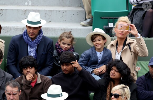 Elodie Gossuin avec son mari Bertrand Lacherie et leurs enfants Rose et Jules dans les tribunes des internationaux de France de Roland Garros à Paris le 4 juin 2016. © Moreau - Jacovides / Bestimage