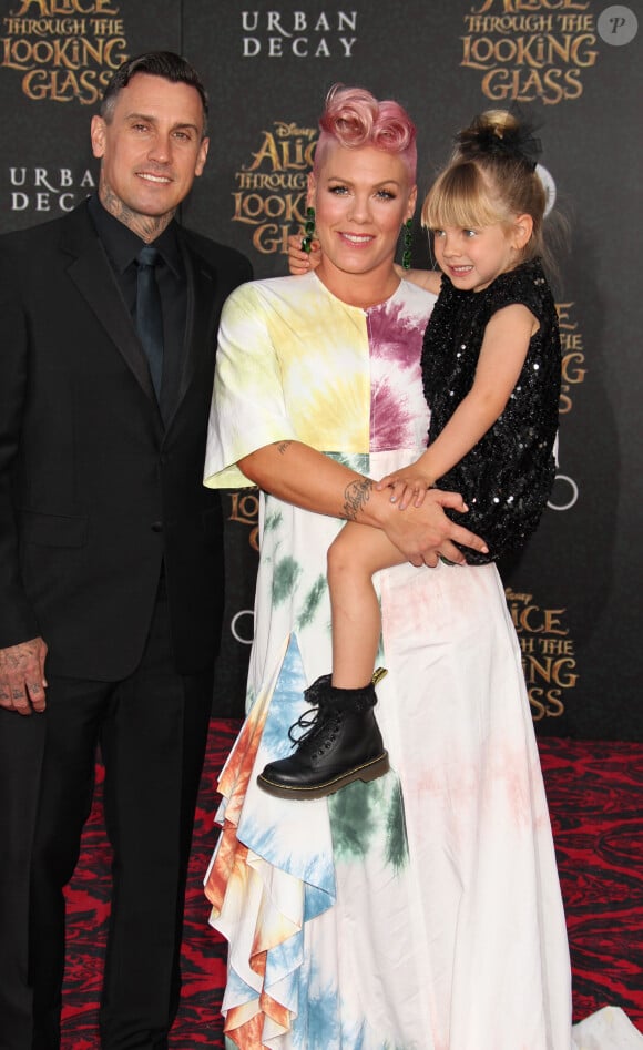 Pink, son mari Carey Hart et leur fille Willow à la première de "Alice de l'autre côté du miroir" au théâtre El Capitan à Los Angeles le 23 mai 2016