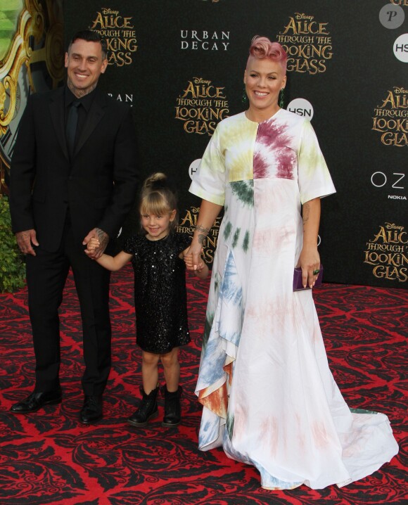 Carey Hart avec sa femme Pink et leur fille Willow Sage Hart à la première de ‘Alice Through The Looking Glass' au théâtre El Capitan à Hollywood, le 23 mai 2016