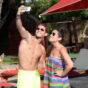 Exclusif - Rayane Bensetti et Leslie Benaroch se relaxent dans une piscine dans le cadre du Marrakech du rire à Marrakech le 4 juin 2016. © Rachid Bellak/Bestimage