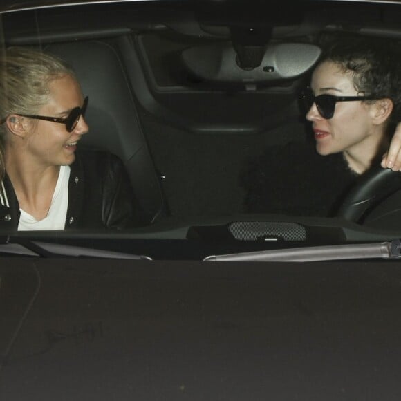 Cara Delevingne arrive à l'aéroport de LAX à Los Angeles et monte dans la voiture d'Annie Clark alias St Vincent, le 4 juin 2016 © CPA/Bestimage04/06/2016 - Los Angeles