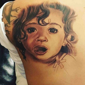 Chris Brown a publié une photo du tatouage qu'il se serait fait encrer sur le dos, en hommage à sa fille Royalty, sur sa page Instagram le 6 juin 2016. Il a ensuite effacé ce cliché.