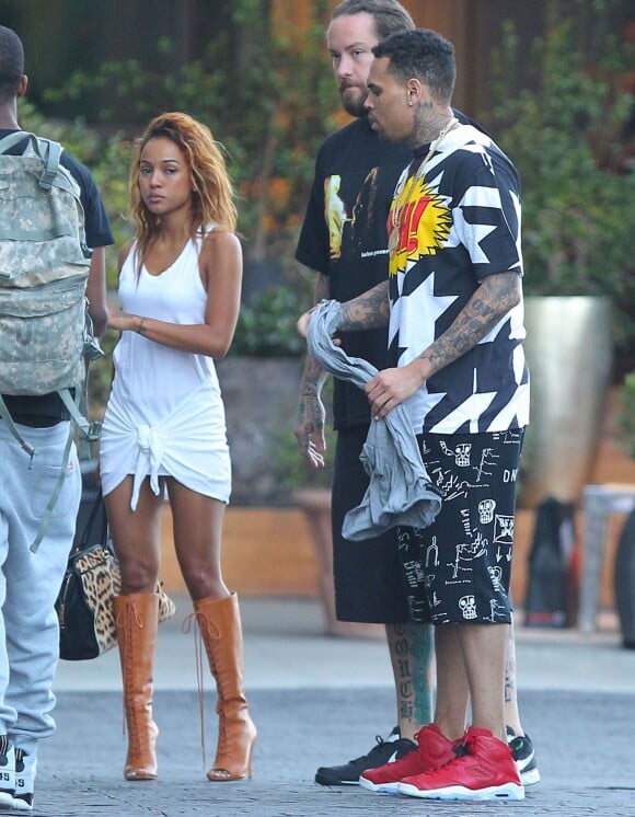 Exclusif - Chris Brown, Karrueche Tran - Chris Brown, sa compagne et leurs amis quittent l'hôtel SLS à Beverly Hills. Le 20 juin 2014