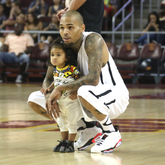 Chris Brown et sa fille Royalty au match de basket Power 106 celebrity All-Star à Los Angeles le 20 septembre 2015.