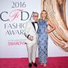 Tommy Hilfiger et Dee Ocleppo assistent aux CFDA Fashion Awards 2016 à l'Hammerstein Ballroom. New York, le 6 juin 2016.
