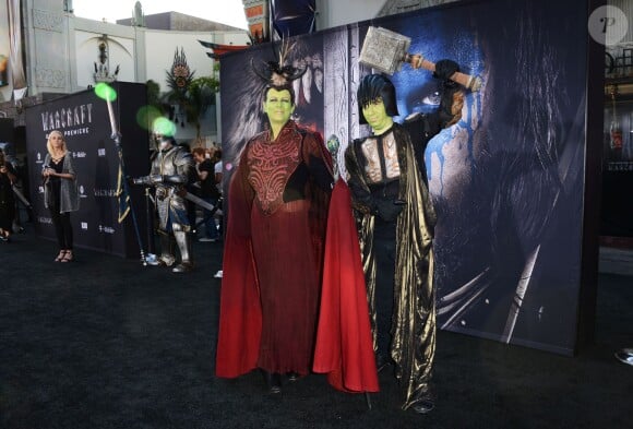 Jamie Lee Curtis et son fils Thomas lors de la première de Warcraft au TCL Chinese Theatre IMAX à Los Angeles, le 6 juin 2016.