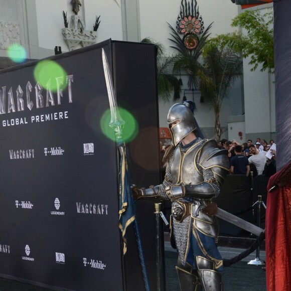 Jamie Lee Curtis et son fils Thomas lors de la première de Warcraft au TCL Chinese Theatre IMAX à Los Angeles, le 6 juin 2016.