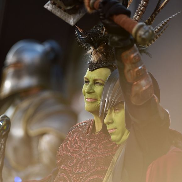 Jamie Lee Curtis et son fils Thomas lors de la première de Warcraft au TCL Chinese Theatre IMAX à Los Angeles, le 6 juin 2016.