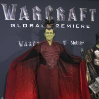 Jamie Lee Curtis et son fils déguisés pour Warcraft, volent la vedette aux héros