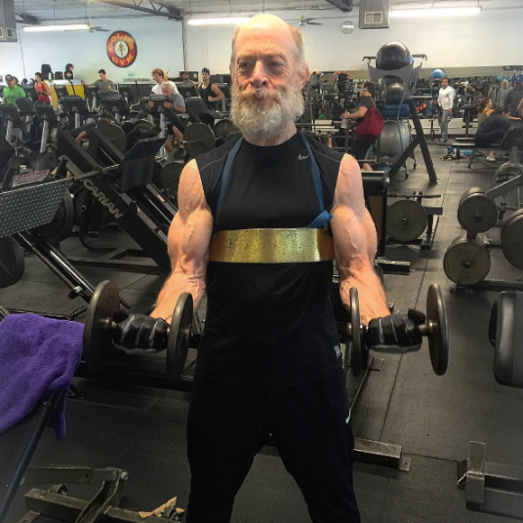 J.K. Simmons se sculpte les muscles en salle de gym pour Justice League (photo postée le 3 juin 2016)