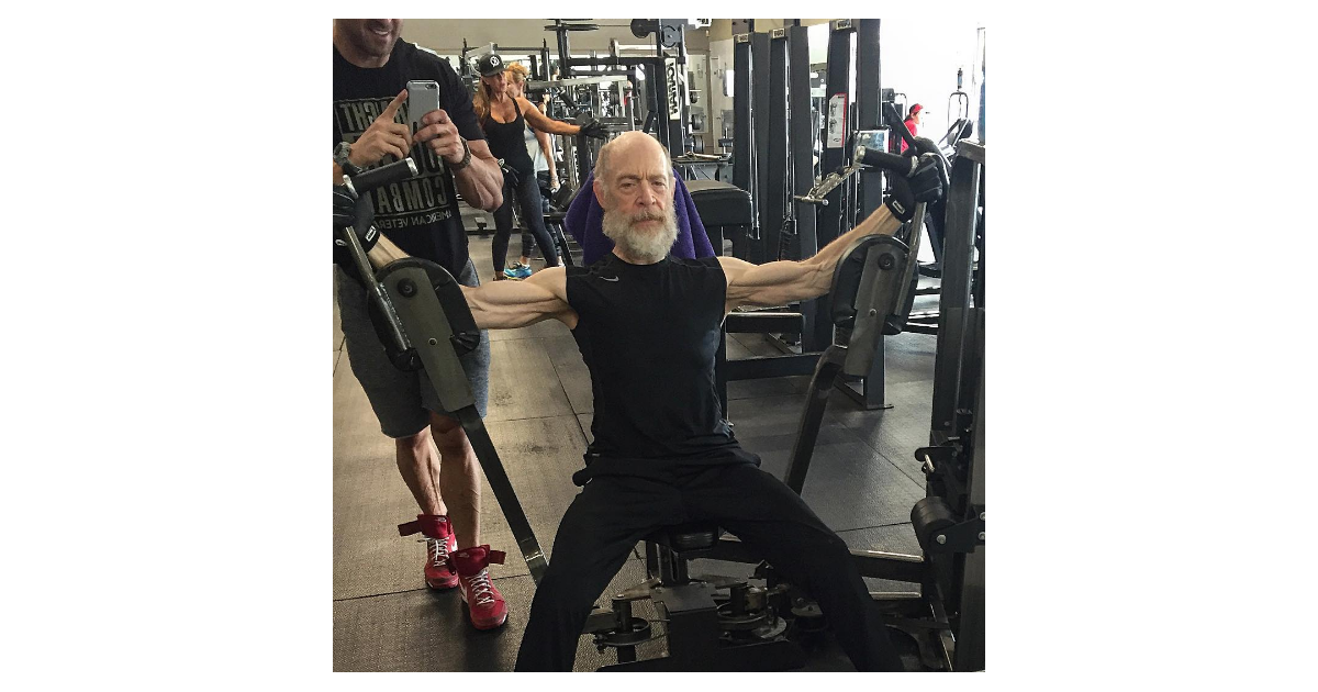 PHOTOS - J.K. Simmons se sculpte les muscles en salle de gym pour Justice L...