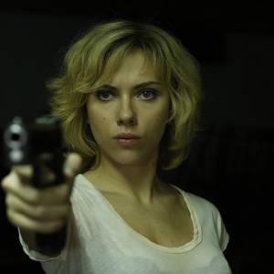 Scarlett Johansson bad-ass dans Lucy, de Luc Besson.