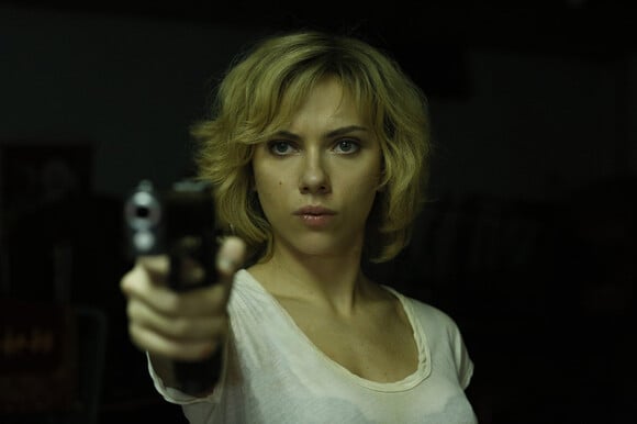 Scarlett Johansson bad-ass dans Lucy, de Luc Besson.