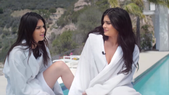 Qui mange le plus de glace ? Drague le maître nageur ? Dort le plus tard ? Kendall et Kylie Jenner répondent en marge de leur shooting pour Topshop. Juin 2016.