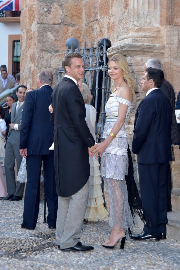 Arthur Wellesley et sa femme Jemma Wellesley (soeur de Jodie Kidd) au mariage de Lady Charlotte Wellesley et Alejandro Santo Domingo le 28 mai 2016 en l'église Notre-Dame de l'Incarnation à Illora, près de Grenade en Espagne.