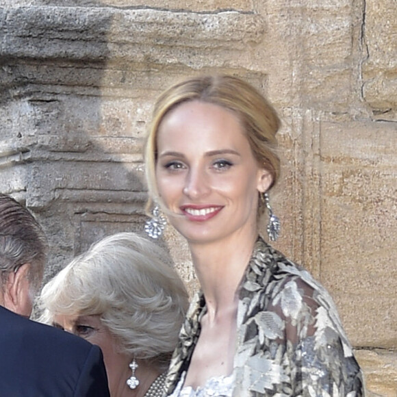 Lauren Santo Domingo, le roi Juan Carlos Ier d'Espagne et Camilla Parker Bowles, duchesse de Cornouailles, au mariage de Lady Charlotte Wellesley et Alejandro Santo Domingo le 28 mai 2016 en l'église Notre-Dame de l'Incarnation à Illora, près de Grenade en Espagne.