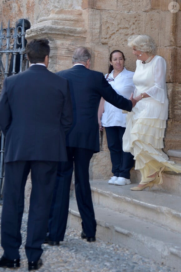 Le roi Juan Carlos Ier et Camilla Parker Bowles, duchesse de Cornouailles, au mariage de Lady Charlotte Wellesley et Alejandro Santo Domingo le 28 mai 2016 en l'église Notre-Dame de l'Incarnation à Illora, près de Grenade en Espagne.