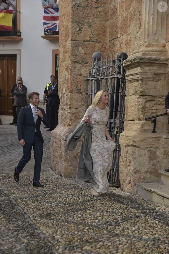 James Blunt et son épouse Sofia au mariage de Lady Charlotte Wellesley et Alejandro Santo Domingo le 28 mai 2016 en l'église Notre-Dame de l'Incarnation à Illora, près de Grenade en Espagne.