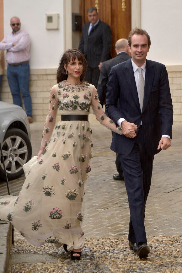 La styliste Caroline Sieber et son époux Fritz von Westenholz au mariage de Lady Charlotte Wellesley et Alejandro Santo Domingo le 28 mai 2016 en l'église Notre-Dame de l'Incarnation à Illora, près de Grenade en Espagne.