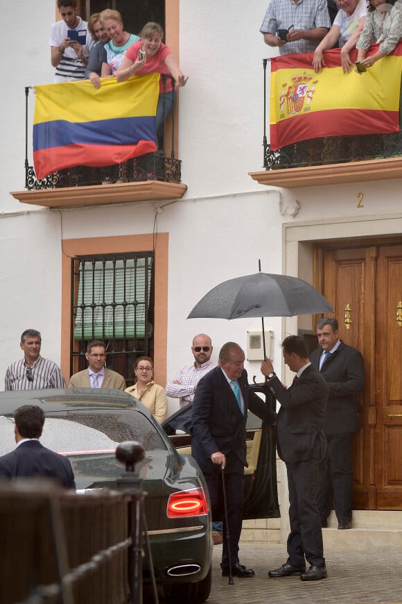 Le roi Juan Carlos Ier arrivant au mariage de Lady Charlotte Wellesley et Alejandro Santo Domingo le 28 mai 2016 en l'église Notre-Dame de l'Incarnation à Illora, près de Grenade en Espagne.