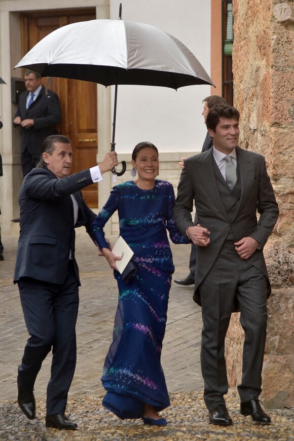 Alejandro Santo Domingo arrivant avec sa mère Beatrice Dávila pour son mariage avec Lady Charlotte Wellesley le 28 mai 2016 en l'église Notre-Dame de l'Incarnation à Illora, près de Grenade en Espagne.