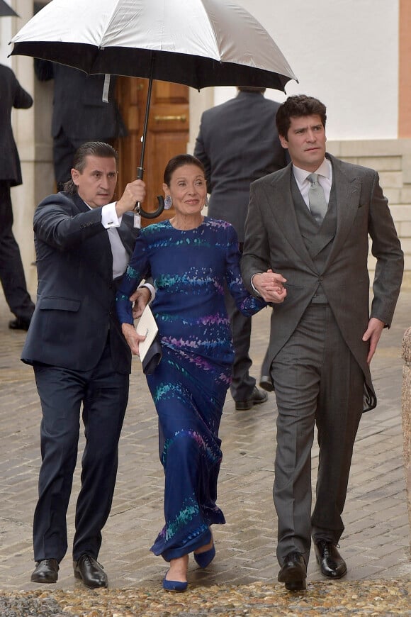 Alejandro Santo Domingo arrivant avec sa mère Beatrice Dávila pour son mariage avec Lady Charlotte Wellesley le 28 mai 2016 en l'église Notre-Dame de l'Incarnation à Illora, près de Grenade en Espagne.