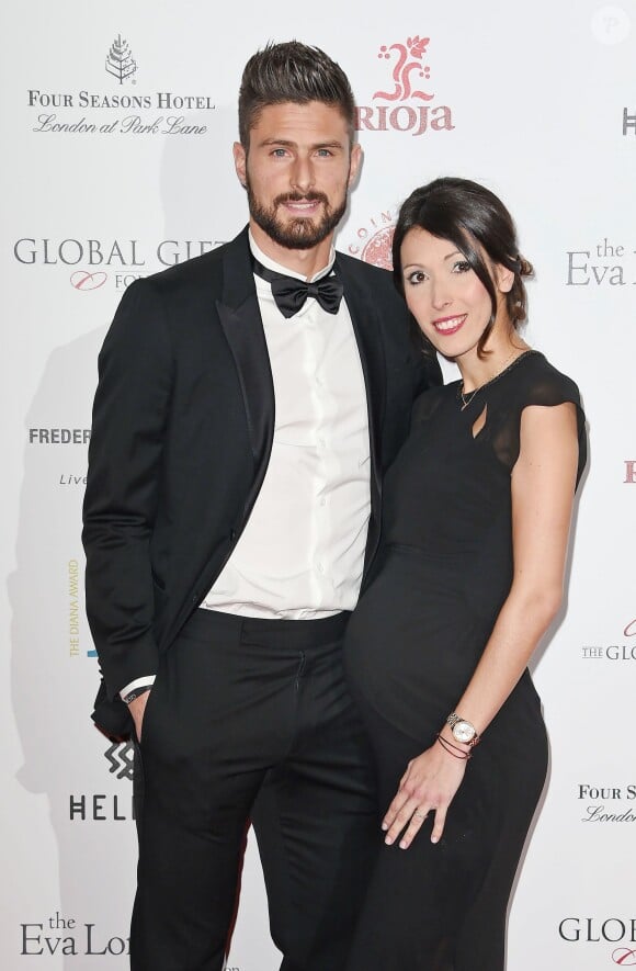 Olivier Giroud et sa femme Jennifer enceinte à la 6ème édition de la soirée de gala de "The Global Gift" à l'hôtel Four Seasons à Londres, le 30 novembre 2015.