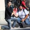 Exclusif - Justin Jedlica fait un bras de fer avec un fan dans une rue de Beverly Hills le 25 Mars 2016.
