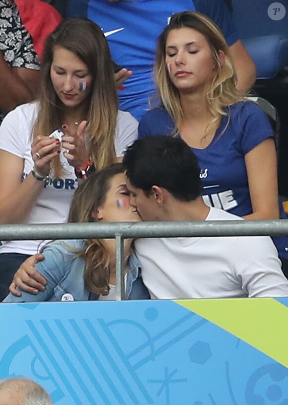 Laury Thilleman et son compagnon Juan Arbelaez s'embrassent devant Camille Cerf lors du match d'ouverture de l'Euro 2016, France-Roumanie, au Stade de France, le 10 juin 2016. © Cyril Moreau/Bestimage