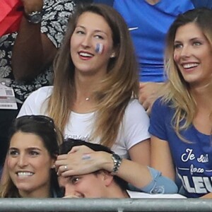 Laury Thilleman et son compagnon Juan Arbelaez (derrière eux, Camille Cerf) tendres lors du match d'ouverture de l'Euro 2016, France-Roumanie, au Stade de France, le 10 juin 2016. © Cyril Moreau/Bestimage