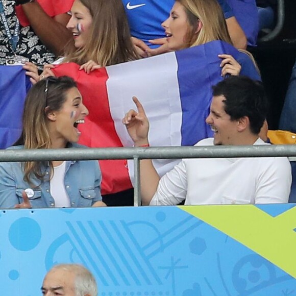 Brahim Asloum et sa compagne Clothilde de Bernardi, Arnaud Ducret, M.Pokora, Ramzy Bédia et sa compagne, Camille Cerf, Renaud Lavillenie, Lucien Jean-Baptiste, Laury Thilleman et son compagnon Juan Arbelaez lors du match d'ouverture de l'Euro 2016, France-Roumanie, au Stade de France, le 10 juin 2016. © Cyril Moreau/Bestimage