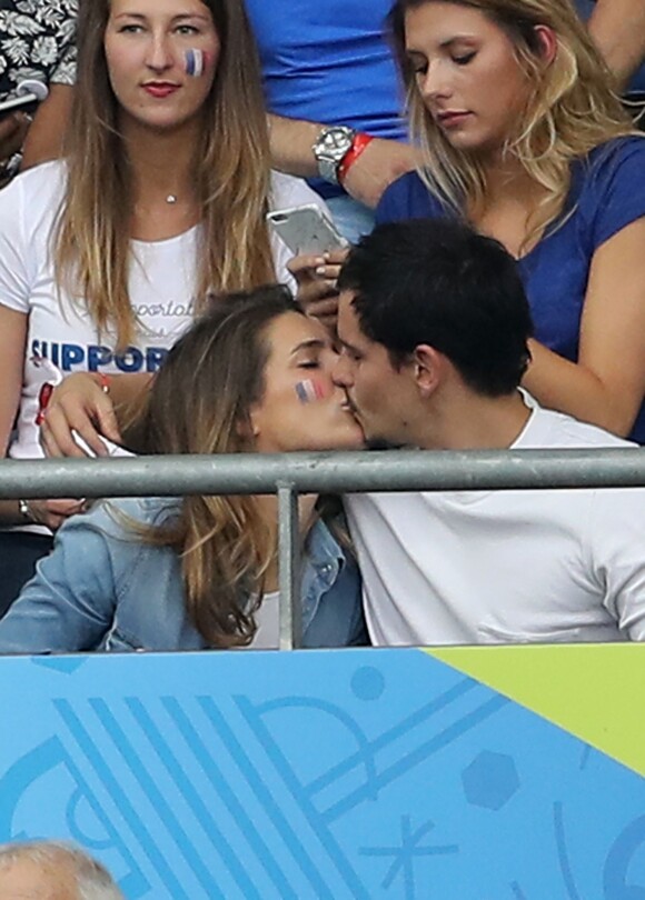Laury Thilleman et son compagnon Juan Arbelaez s'embrassent lors du match d'ouverture de l'Euro 2016, France-Roumanie, au Stade de France, le 10 juin 2016. © Cyril Moreau/Bestimage