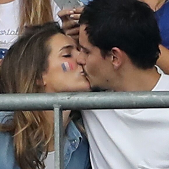 Laury Thilleman et son compagnon Juan Arbelaez s'embrassent lors du match d'ouverture de l'Euro 2016, France-Roumanie, au Stade de France, le 10 juin 2016. © Cyril Moreau/Bestimage