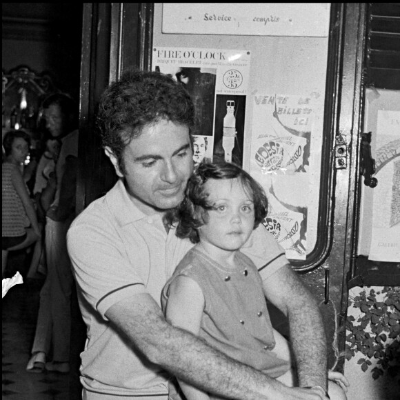 Guy Béart fait ses adieux à la scène - ARCHIVES - GUY BEART ET SA FILLE EMMANUELLE ENFANT A SAINT TROPEZ EN 1967