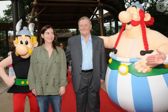 Albert Uderzo et Anne Goscinny en compagnie d'Astérix et Obélix le 2 juin 2012 au Parc Astérix dans la banlieue de Paris, le 2 juin 2012