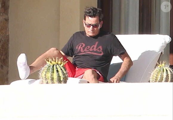 Exclusif - L'acteur Charlie Sheen se repose dans un hôtel de Cabo San Luca au Mexique le 21 janvier 2016.