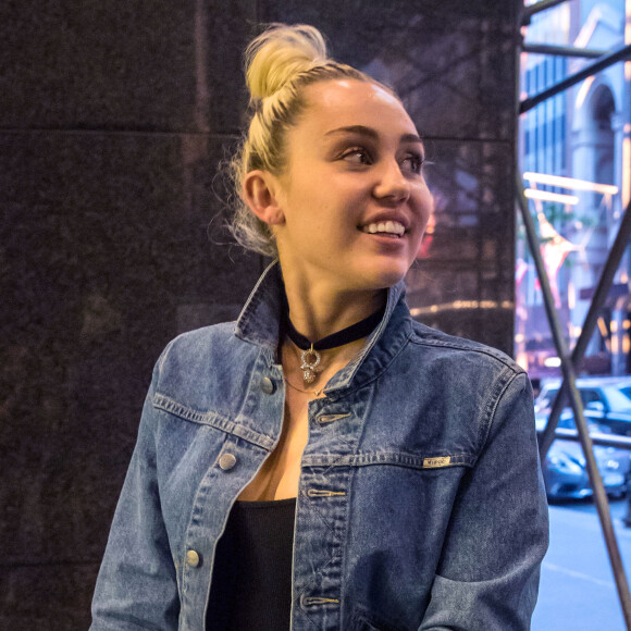 Miley Cyrus et son compagnon Liam Hemsworth vont boire un verre avec Bethenny Frankel et son nouveau compagnon Dennis Shields, à New York, le 14 juin 2016.