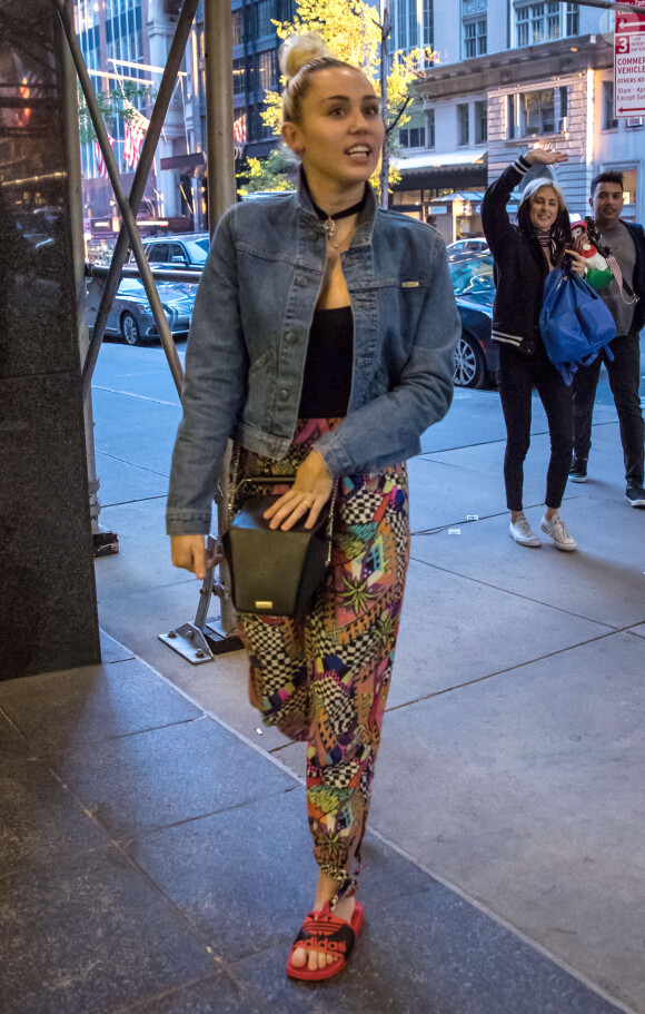 Miley Cyrus et son compagnon Liam Hemsworth vont boire un verre avec Bethenny Frankel et son nouveau compagnon Dennis Shields, à New York, le 14 juin 2016.