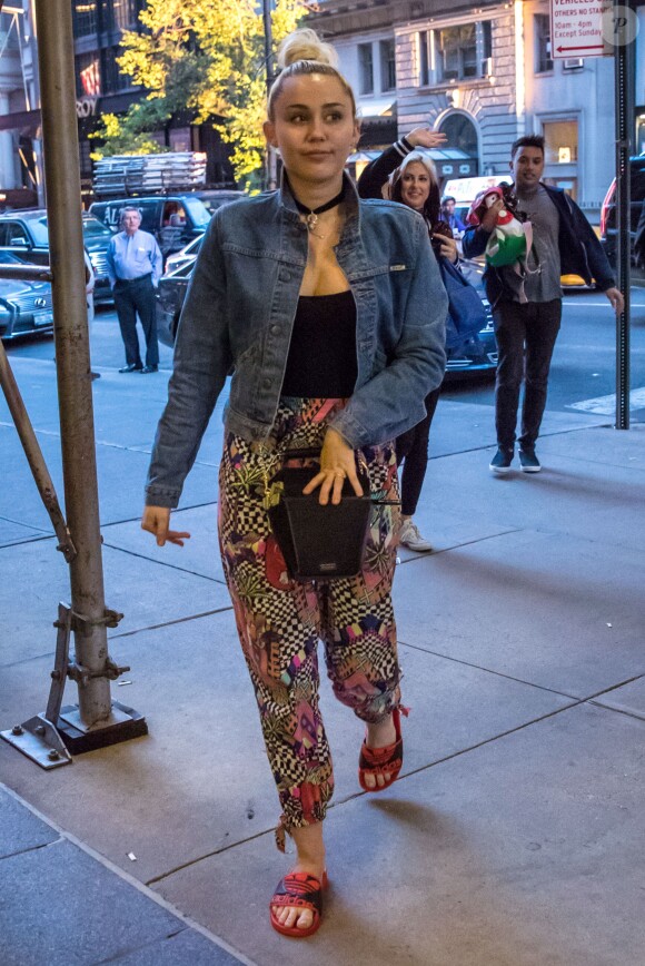 Miley Cyrus et son compagnon Liam Hemsworth vont boire un verre avec Bethenny Frankel et son nouveau compagnon Dennis Shields, à New York, le 14 juin 2016.
