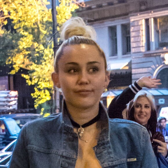 Miley Cyrus et son compagnon Liam Hemsworth vont boire un verre avec Bethenny Frankel et son nouveau compagnon Dennis Shields, à New York, le 14 juin 2016.