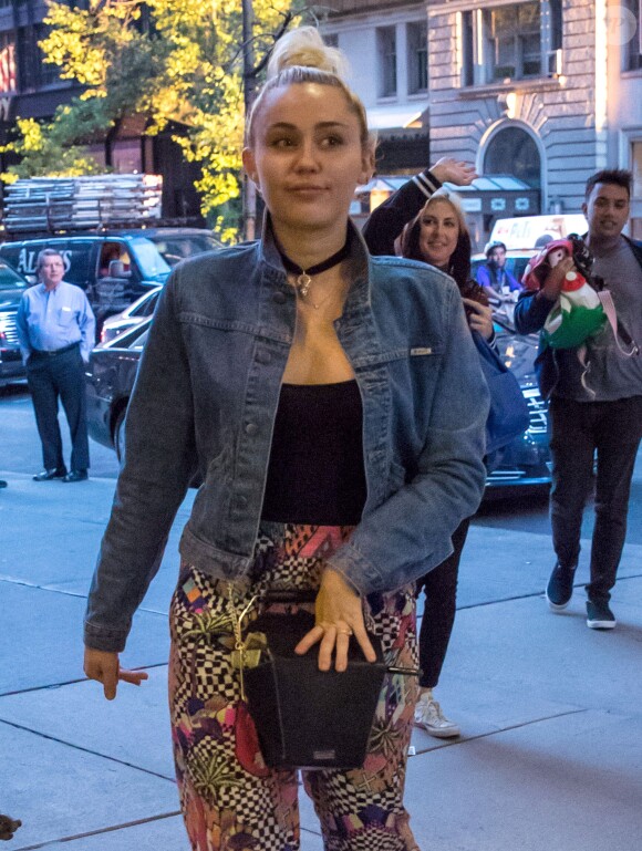 Miley Cyrus et son compagnon Liam Hemsworth vont boire un verre avec Bethenny Frankel et son nouveau compagnon Dennis Shields, à New York, le 14 juin 2016.